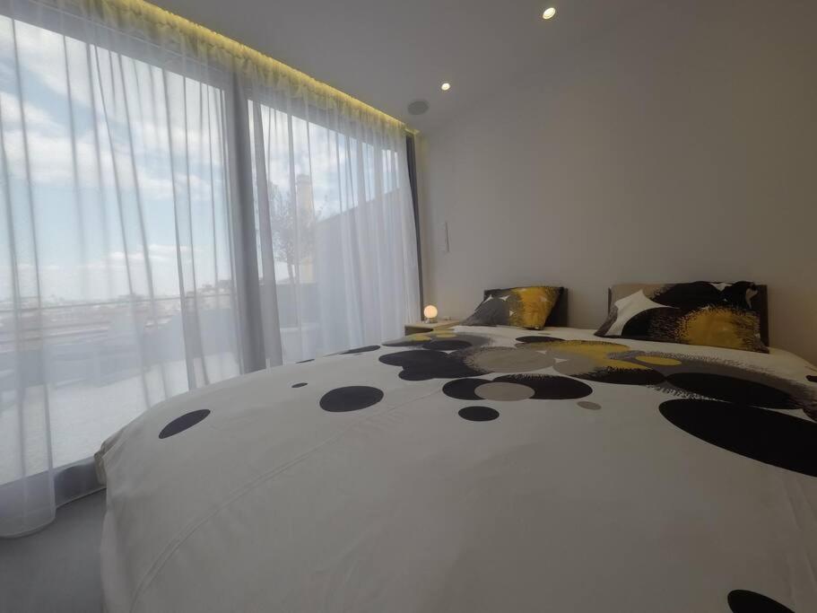 Designer Loft In Heart Of Nightlife